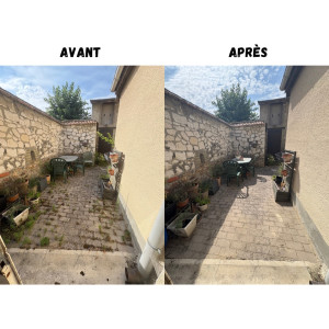 Photo de galerie - Nettoyage d’une terrasse : désherbage et élimination manuelle de la mousse à l’aide d’une brosse métallique.