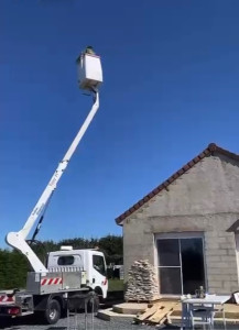 Photo de galerie - Intervention avec camion nacelle pour des travaux en toute sécurité 