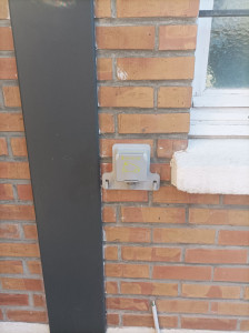 Photo de galerie - Pose de prise renforcée GreenUp pour recharge de véhicules électriques en extérieur de garage .
installation d'un coffret à l'intérieur pour accueillir la protection électrique nécessaire, cheminement sous tube IRL .
percage du mur .