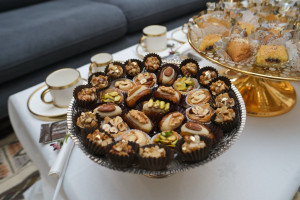 Photo de galerie - Assortiment de dattes fourrées à la pâte d’amande et mignardises tunisiennes