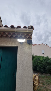Photo de galerie - Pose d'éclairage solaire à détection de mouvement extérieur