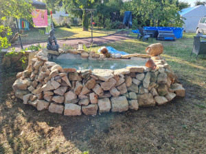 Photo de galerie - Création bassin avec de la
 récupération de pierre et un liner de piscines 