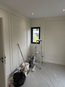 Photo de galerie - Pose de moulures et mise en peinture