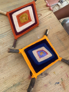 Photo de galerie - Cela illustre des créations faites par les enfants lors d’un atelier de création manuelle avec des matériaux de récupération