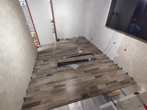 Photo de galerie - Création d'une pièce de jeu. rail, montants. plafond autoportant, revêtement de sol, peintures à effets, pose de plinthes..