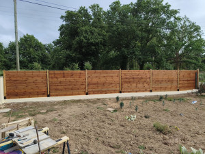 Photo de galerie - Clôture bois sur muret reprise béton et peinture. finition lasure. 
