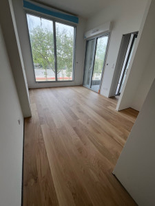 Photo de galerie - Pose dans une chambre d'un parquet flottant en chêne 