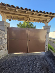 Photo de galerie - Portail sur-mesure à l'identique de l'ancien/ peinture thermolaquée
