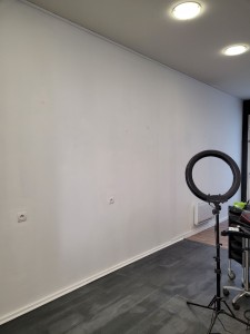 Photo de galerie - Réalisation de 3 couches de peinture dans un salon de coiffure. 160m² au total. Blanc Mat.