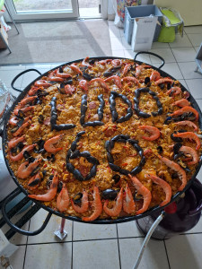 Photo de galerie - La paëlla pour 1 anniversaire convivial. 
Paëlla,ou tout autre plat festif pour 10 à 90 personnes.