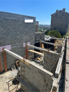 Photo de galerie - Réalisation d’un ouvrage en maçonnerie traditionnelle comprenant les fondations, l’élévation des murs en parpaings, ainsi que le coulage des poteaux béton armé assurant la structure porteuse.