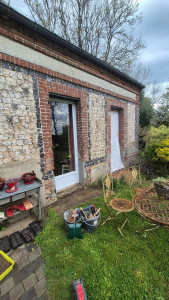 Photo de galerie - Desjointoiement des briques et silex, dépose des anciens gonds des volets puis maçonnerie en raccord. Réalisation des nouveaux joints au mortier teinté. Compris la protection des existants et le nettoyage en fin de chantier. 