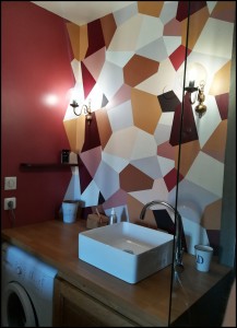 Photo de galerie - Peinture déco sur mur, réalisation de motifs géométriques dans une salle de bain 