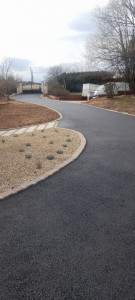 Photo de galerie - Réalisation complète d'un chemin d'accès( remise à niveau  bordures,perron, dallage, ossature bois,parking,etc..)