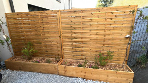 Photo de galerie - Aménagement paysager avec terasse bois + brise vue