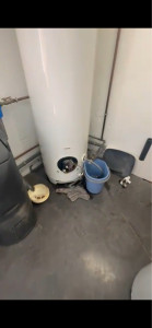 Photo de galerie - Dépose de l’ancien chauffe-eau 300 Litres