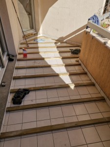 Photo de galerie - Habillage d'un balcon avec des lames composite avec des chevrons classe 4 résistant à  la pluie froid soleil