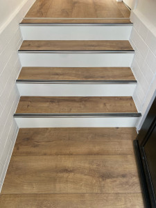 Photo de galerie - Pose parquet stratifié plus habillage marche d’escalier