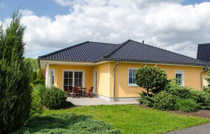 Photo de galerie - Préparation et rénovation de la toiture avec un hydrofuge imperméabilisant coloré. 