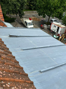 Photo de galerie - Changement de noue en zinc sur belle voisine 