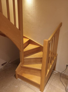 Photo de galerie - Fabrication et pose d'un escalier sur mesure en hêtre. 
