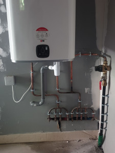 Photo de galerie - Installation et raccordement en cuivres sur  alimentation du réseau principale sur chauffe-eau de classe B