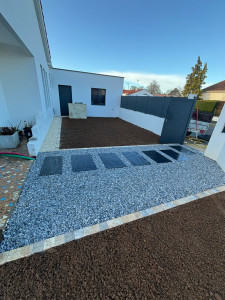 Photo de galerie - Création d’une allée en dalle ardoise, avec aménagement d’un nouveau gazon