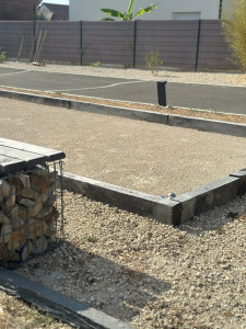 Photo de galerie - Création d’un terrain de pétanque et de banc en gabion
