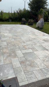Photo de galerie - Réalisation d’une terrasse avec carrelage multi format (50x50. 25x50. 25x25)