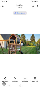 Photo de galerie - Création d'une aire de jeux en bois moderne et sécurisée. Préparation du terrain, protection de la pelouse, ancrage sur dalle béton et montage complet de la structure. Un espace de jeux durable pour le bonheur des enfants.