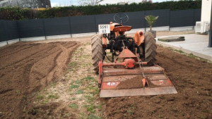 Photo de galerie - Passage du rotavator avant semi du gazon autour d'une maison