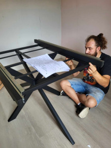 Photo de galerie - Montage d une table de salle à manger