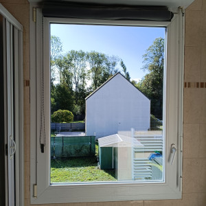 Photo de galerie - ✨ Après nettoyage : la vitre retrouve sa clarté et le jardin se dévoile ! Nettoyage réalisé par KM CLAIR & NET SERVICES.