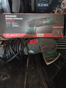 Photo de galerie - Ponceuse triangulaire Parkside .