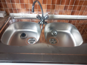 Photo de galerie - Là on passe sur un remplacement d'un ancien évier en gré très lourd qui s' écaillait. On est passé à un évier inox(valeur sûre).