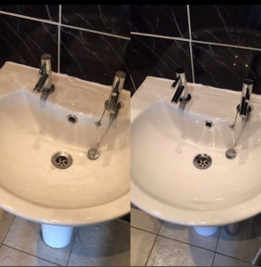 Photo de galerie - Avant / après nettoyage complet du lavabo : élimination du calcaire, des traces et désinfection. Résultat propre, brillant et comme neuf.