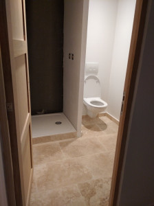 Photo de galerie - Pose toilette suspendu et bac a douche avec finition carrelage en travertin 