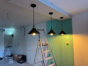 Photo de galerie - Création des lumières suspendu pour un future mini bar qui sépare entre la cuisine et le séjour 