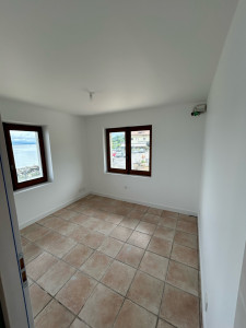 Photo de galerie - Création doublage placo puis faux plafond en placo - bande à joint - ratissage - peinture - pose des plinthes 