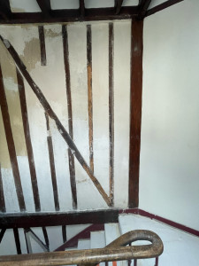 Photo de galerie - Descente d’escalier avec pan de bois, pendant travaux