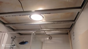 Photo de galerie - Pose d'un faux plafonds isolation phonique salle d'eau