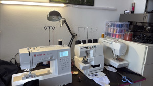 Photo de galerie - Poste de travail…surjeteuse ..machine a coudre brodeuse 