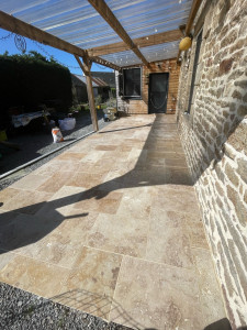 Photo de galerie - Travertin 30x60 pose chevron sur terrasse 