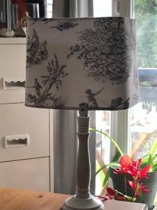 Photo de galerie - Lampe contrecollé - toile je Jouy