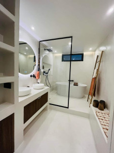 Photo de galerie - Rénovation complète d'une salle de bain avec création d'ameublement en ba13 et béton cellulaire enduit, réalisation de la plâtrerie, plomberie, béton ciré et électricité 