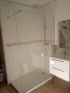 Photo de galerie - Pose de back 80*140 plus colonne de douche.
pose de parois, meuble vasque , miroir 
