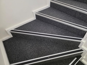 Photo de galerie - Pose de nez de marche en moquette