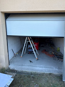 Photo de galerie - Montage porte de garage motorisé 
