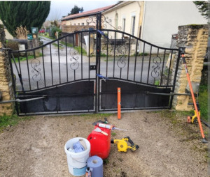 Photo de galerie - Pose d'un portail metalique sur Lesneven 

en conservant le système électrique déjà présent 