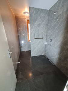 Photo de galerie - Rénovation complète salle de bain avec 
carrelage grand format. 
Création de douche à l Italienne + niche mural. 
Finition de très haute qualité.